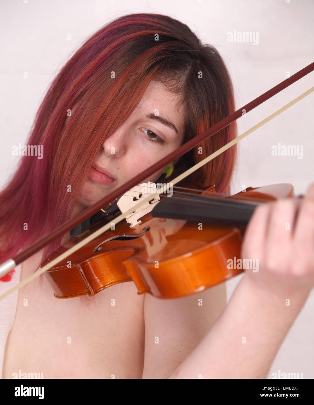 Belle Jeune femme jouant de son violon. 5 Décembre 2011 Banque D'Images