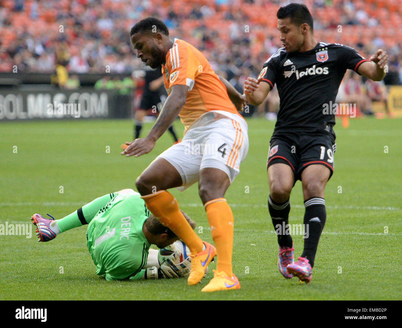 Washington, DC, USA. 18 avr, 2015. 20150418 - Houston Dynamo gardien Tyler Deric (1) couvre la boule sous Dynamo defender Jermaine Taylor (4) et D.C. United Jairo Arrieta (19) dans la première moitié d'au Stade RFK à Washington. United et la dynamo à égalité 1-1. © Chuck Myers/ZUMA/Alamy Fil Live News Banque D'Images