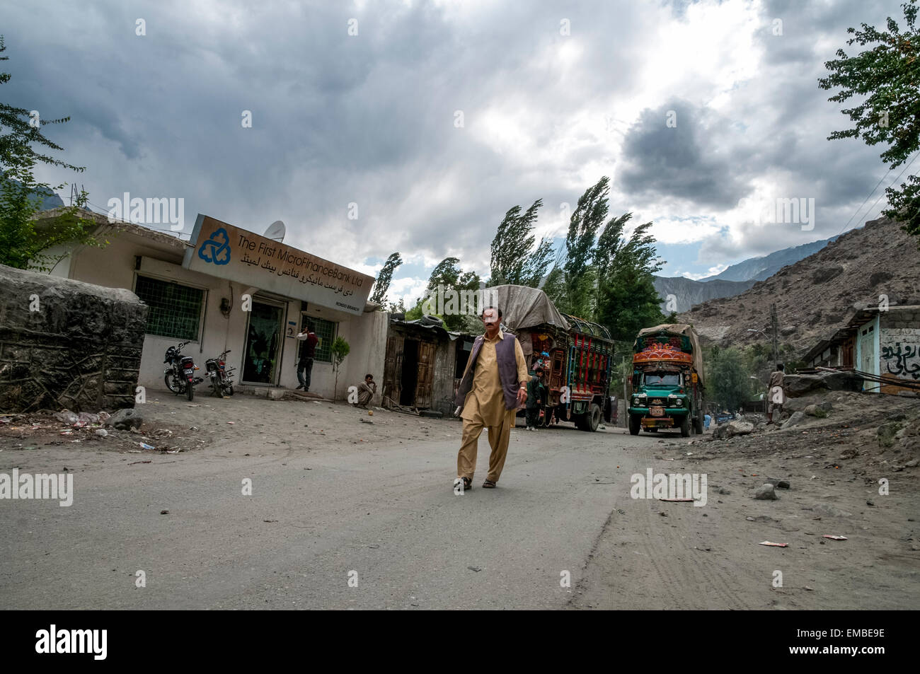 Camions multicolores et la vie sur la route Karakoram Banque D'Images