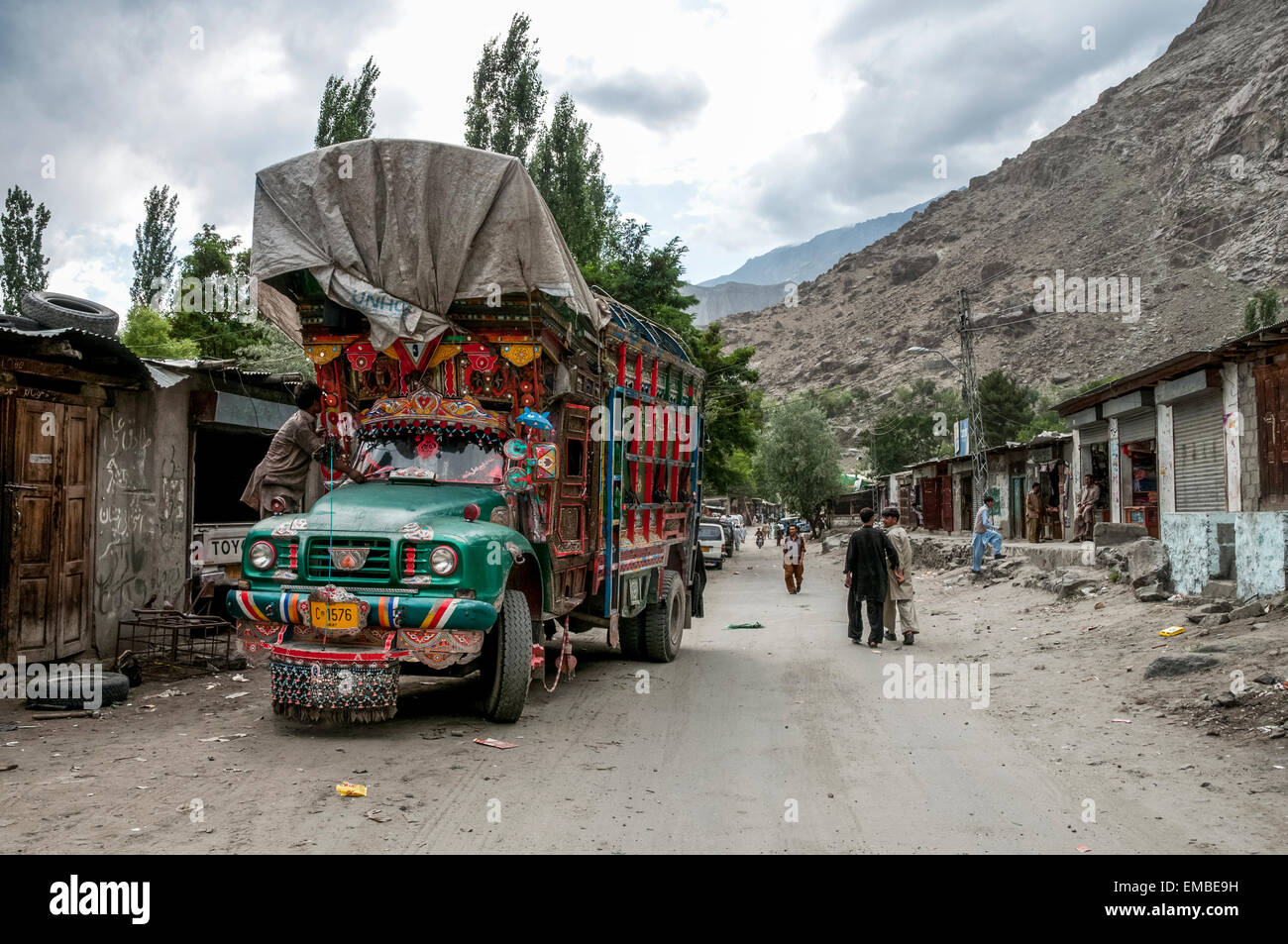 Camions multicolores et la vie sur la route Karakoram Banque D'Images