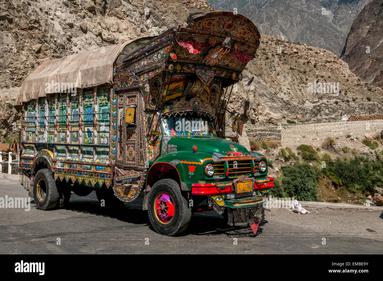 Camions multicolores et la vie sur la route Karakoram Banque D'Images