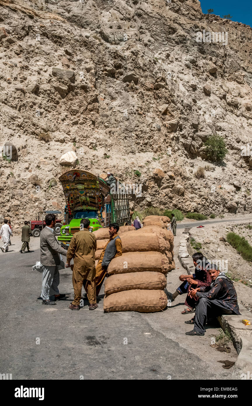 Camions multicolores et la vie sur la Karakoram Highway, le fret est l'oignon Banque D'Images