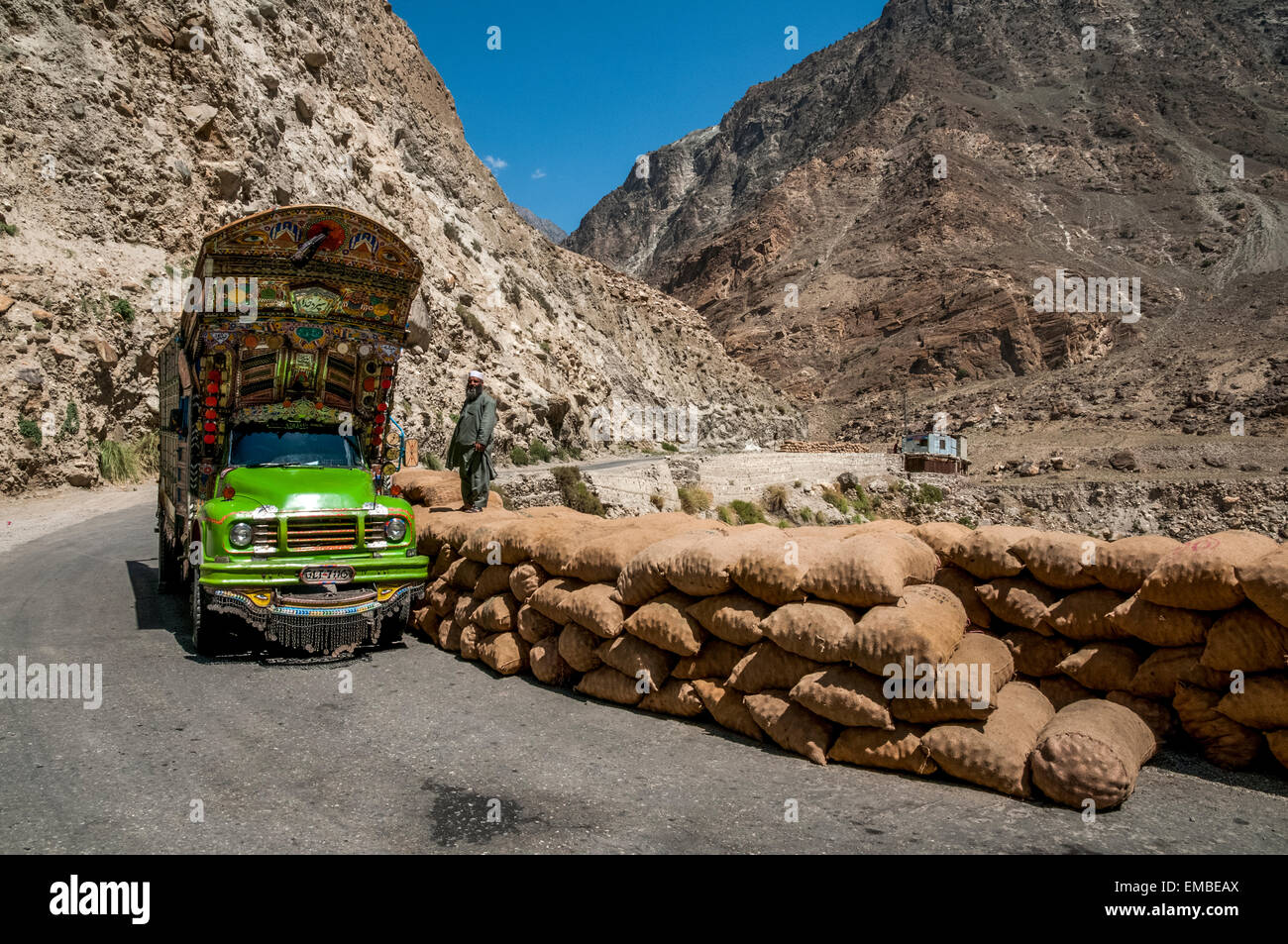 Camions multicolores et la vie sur la Karakoram Highway, le fret est l'oignon Banque D'Images