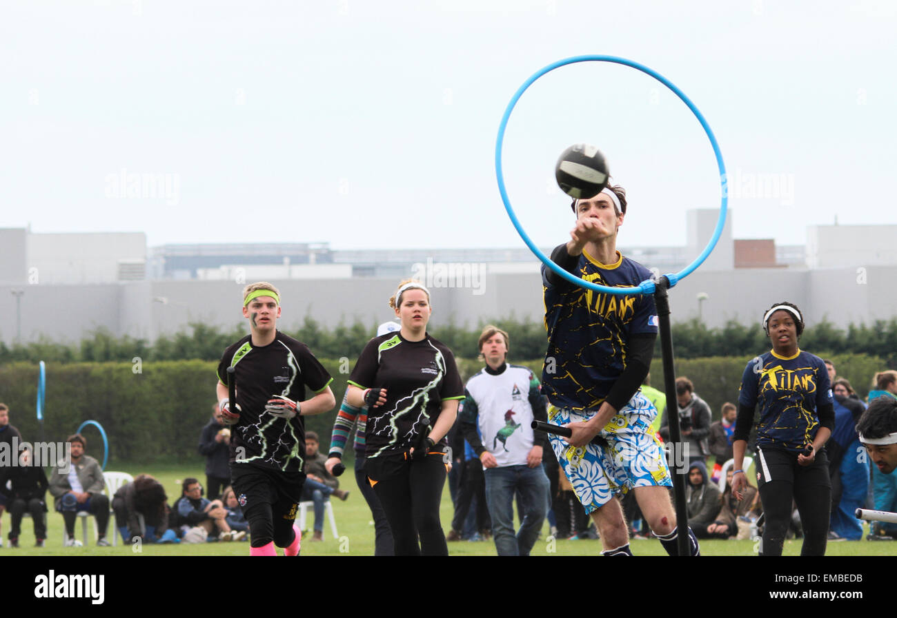 Oxford, UK 19h Avril 2015 L'équipe de Quidditch de l'Europe et le Royaume-Uni a tenu une correspondance à Oxford. Le Quidditch est un sport de compétition de fiction dans le monde magique de Harry Potter. Credit : Pete Lusabia/Alamy Live News Banque D'Images