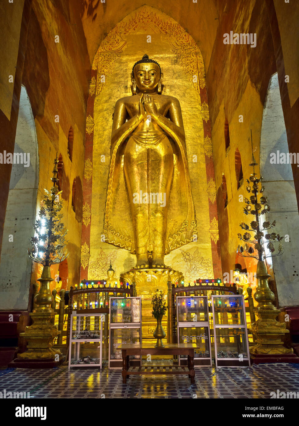 Statue de Bouddha Debout révéré dans l'ancien temple Ananda à Bagan, Myanmar (Birmanie). Banque D'Images