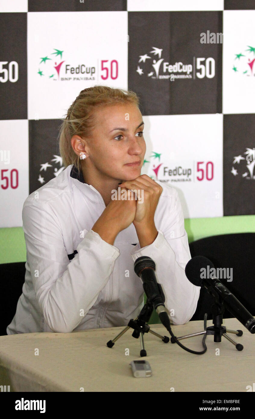 Kiev, UKRAINE - 21 avril 2013 : Lesia Tsurenko de l'Ukraine donne une interview après le match contre BNP Paribas FedCup Eugénie Bouchard du Canada le 21 avril 2013 à Kiev, Ukraine Banque D'Images