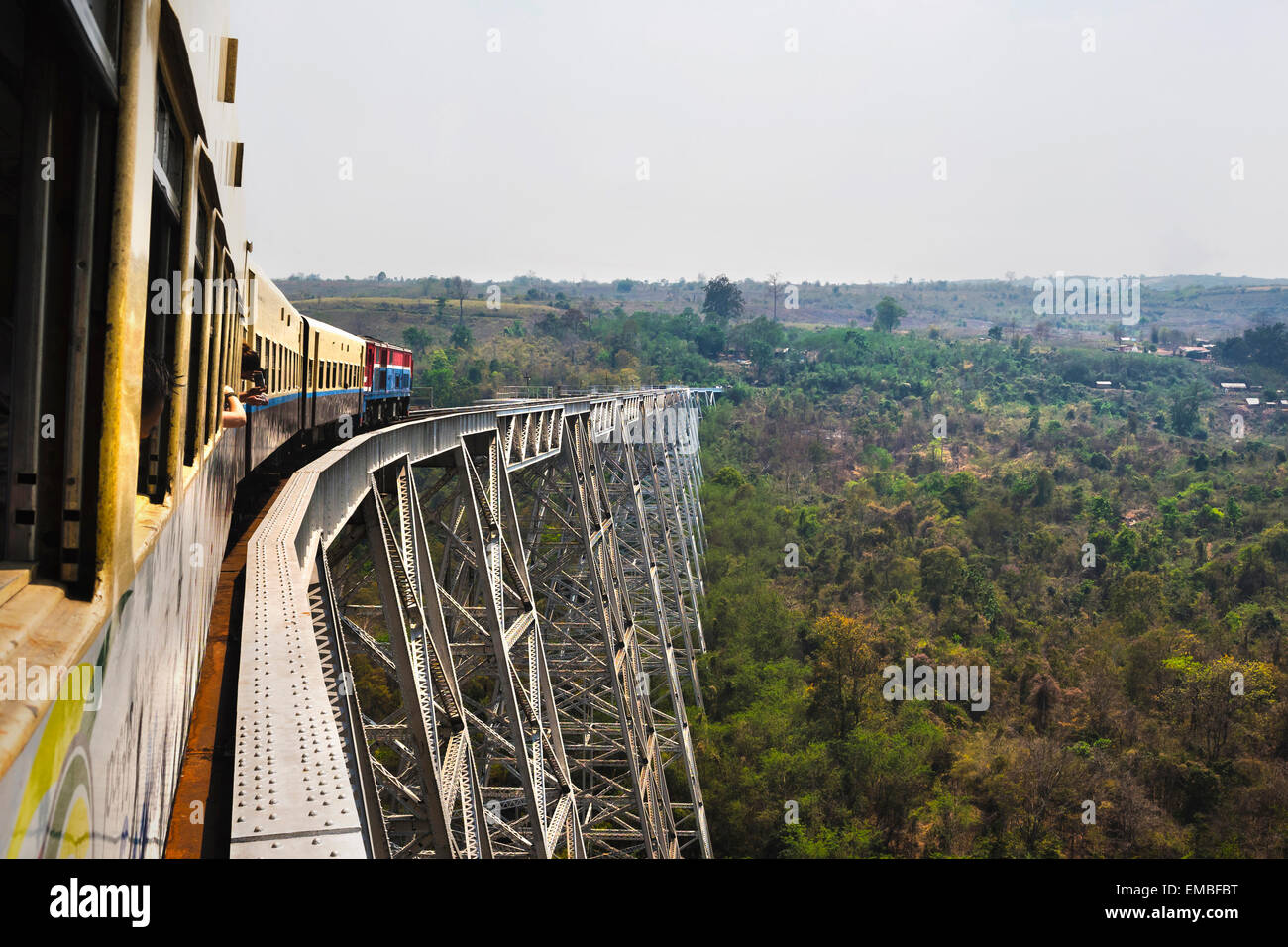 Des trains sur la célèbre Goteik viaduc, entre les villes de pyin u lwin et Lashio dans l'Etat Shan, Myanmar (Birmanie). Banque D'Images