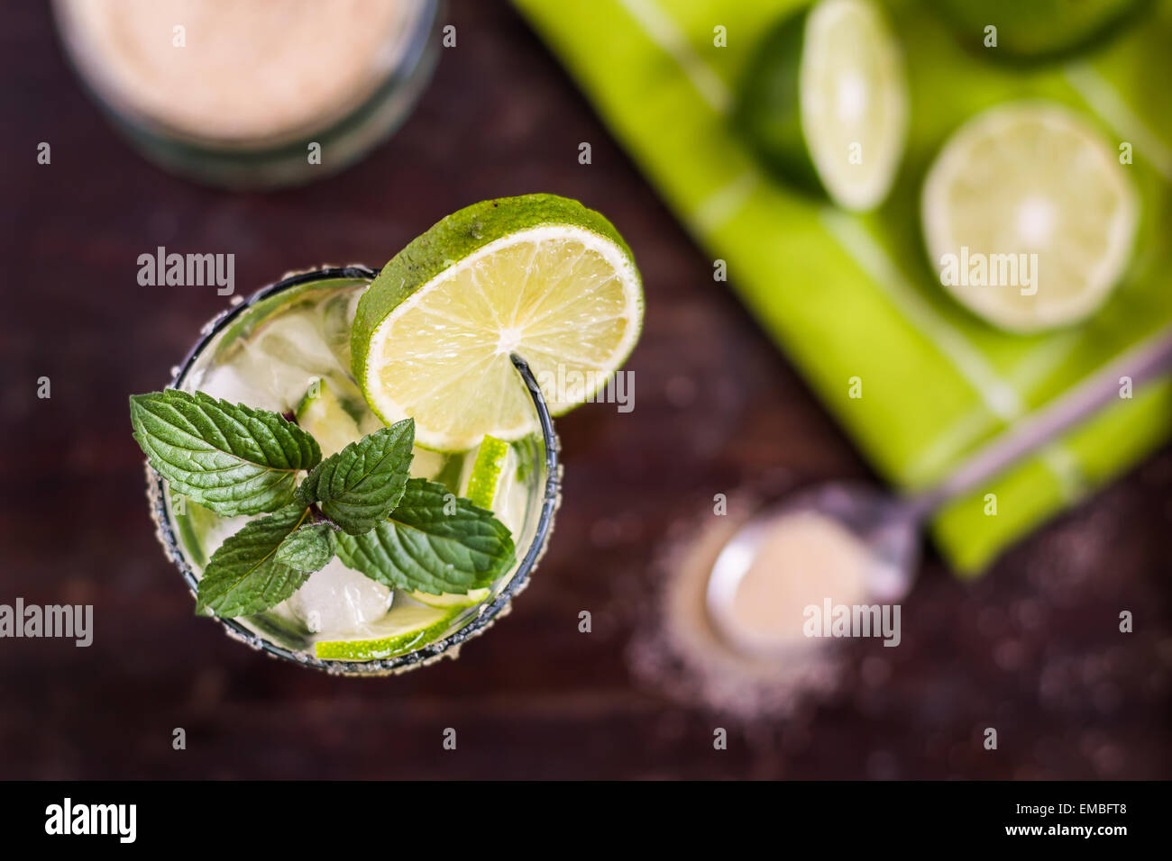 Lime Mojito cocktail sans alcool sur les frais généraux de table en bois Banque D'Images