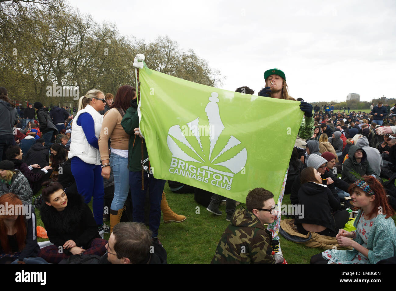 Hyde Park, London, UK, 19 avril 2015. Un festival pour la campagne pro cannabis La légalisation de la marijuana. Cet événement est organisé chaque année attire des centaines de personnes, où les participants ont ouvertement fumer du cannabis. Le terme '420' est devenu universellement connu comme le mot de code pour le cannabis. Rallye de cannabis. Les partisans du cannabis. Banque D'Images