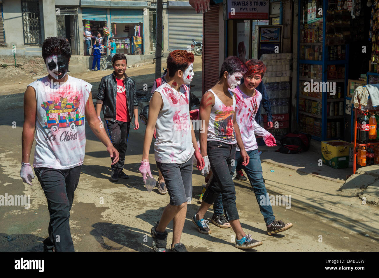Un groupe d'adolescents népalais fête Holi festival à Katmandou Banque D'Images