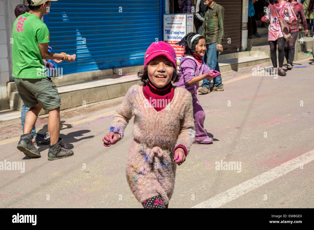 Une fille est en marche vers la caméra pour appliquer la peinture sur le visage d'holi Banque D'Images