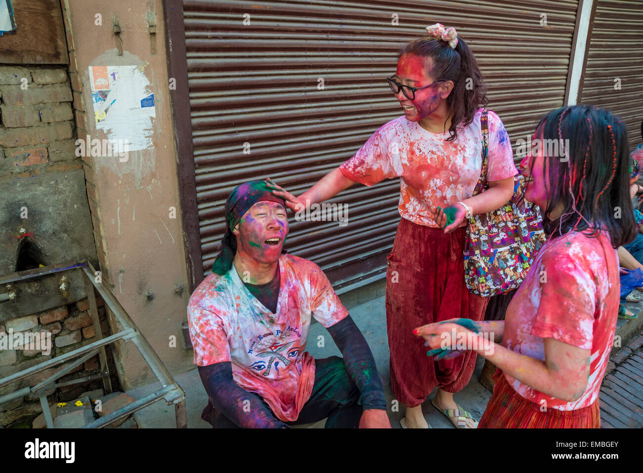 Un groupe de trois touristes asiatiques fête Holi festival à Katmandou Banque D'Images