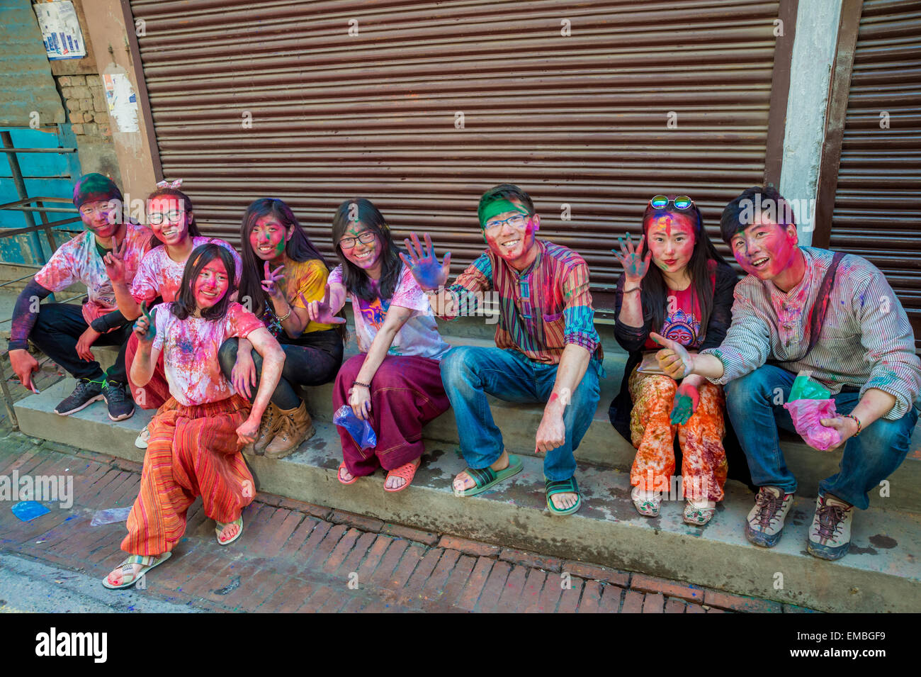 Un groupe de touristes asiatiques célébrer holi festival se posant pour le photographe Banque D'Images
