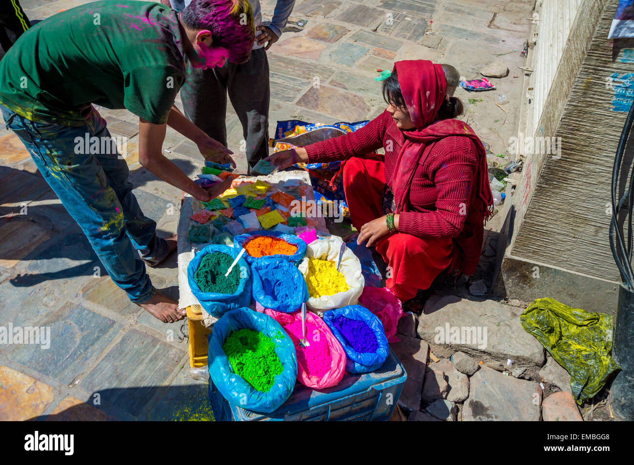 L'achat de poudre de couleur pendant holi festival à Katmandou, Népal Banque D'Images