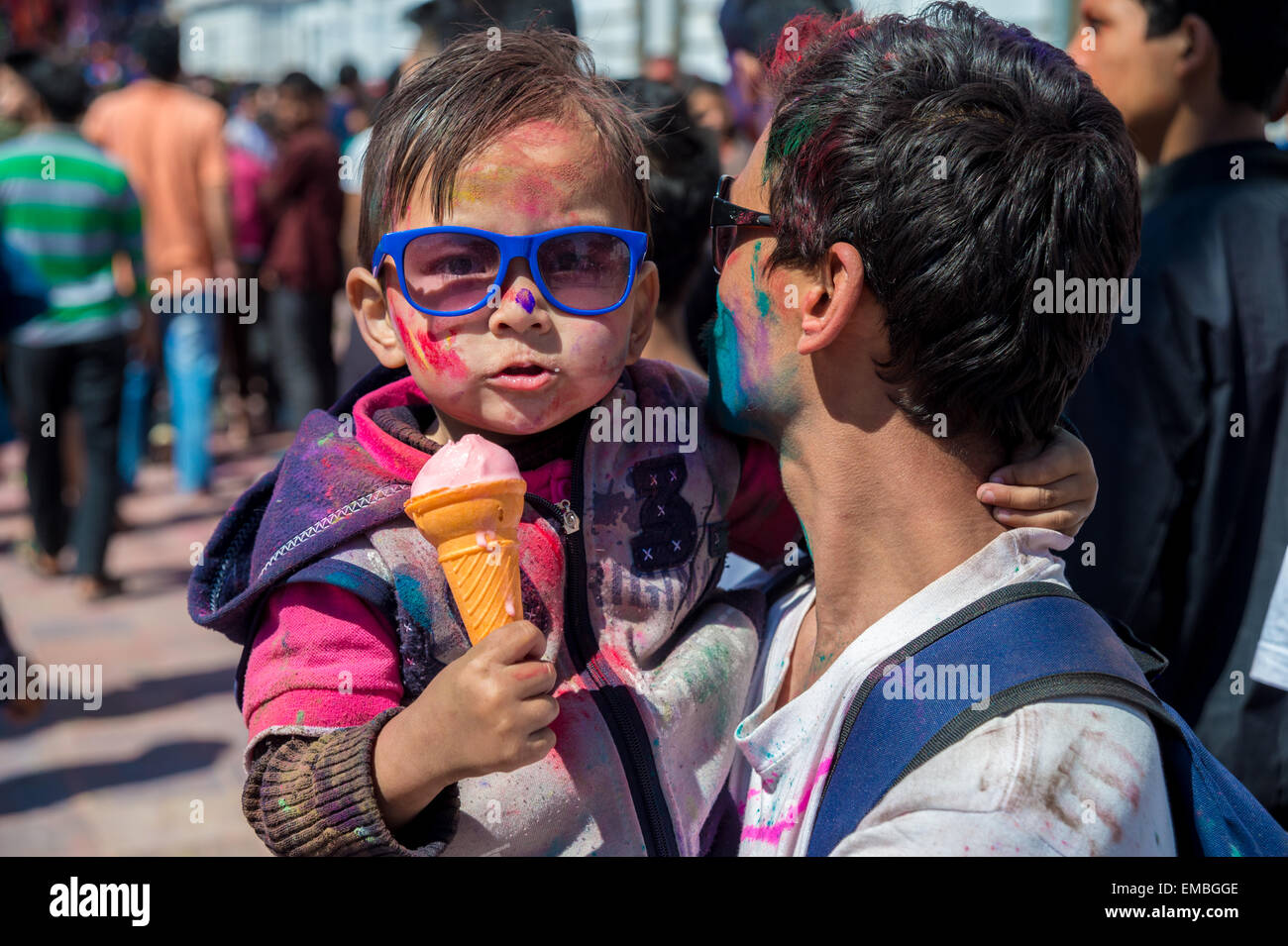 Un papa et sa fille pendant holi festival à Katmandou Banque D'Images
