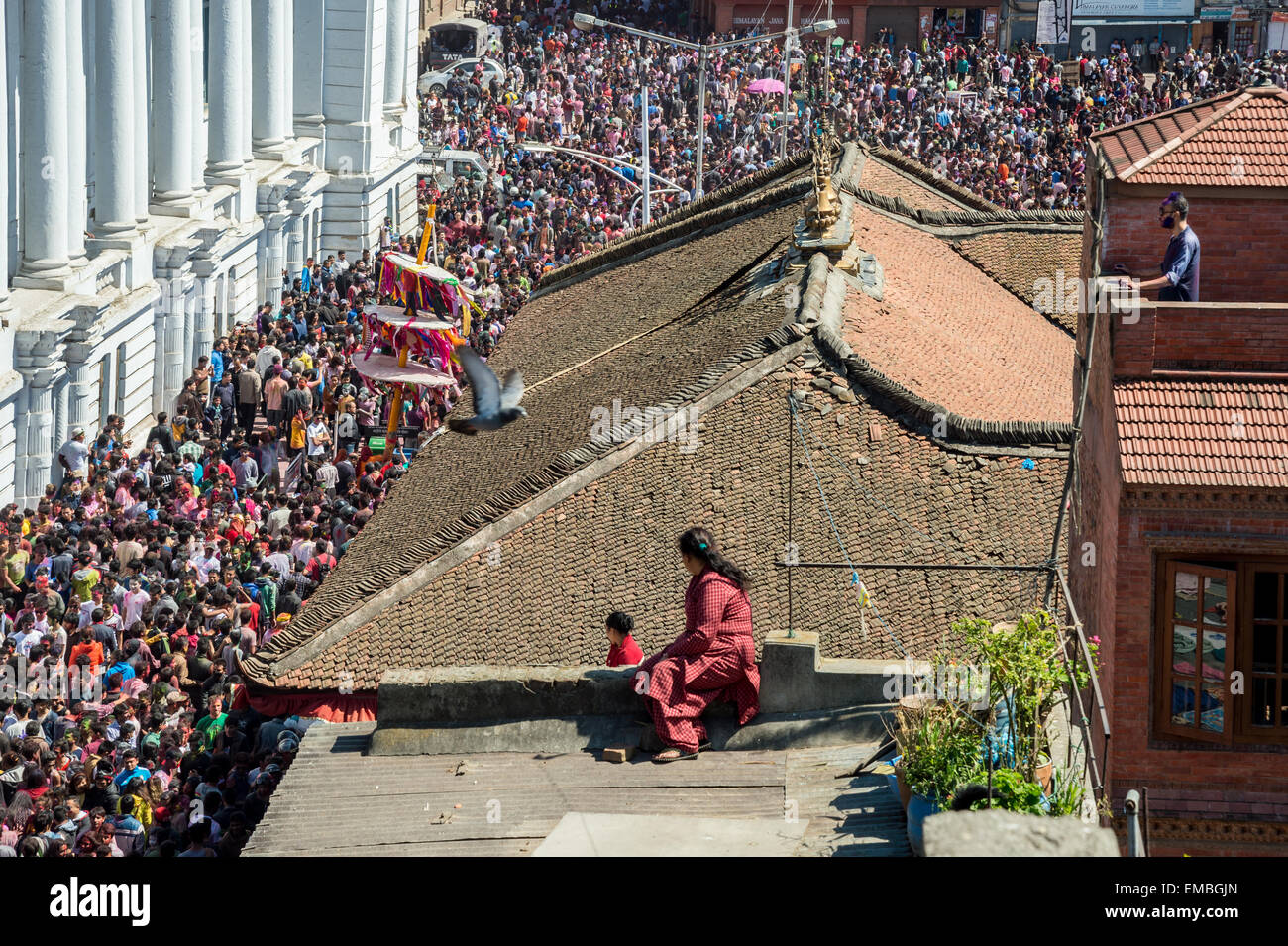 Personnes sur un toit, sur la foule cherche container alsace voire lorraine rassemblement à durbar square au cours du festival holi Banque D'Images
