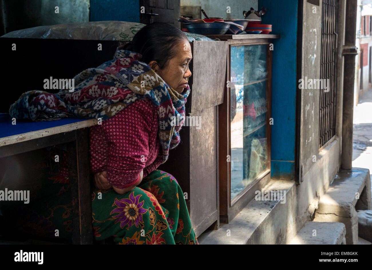 Portrait d'une vieille femme en attente de clients dans son magasin à Katmandou Banque D'Images