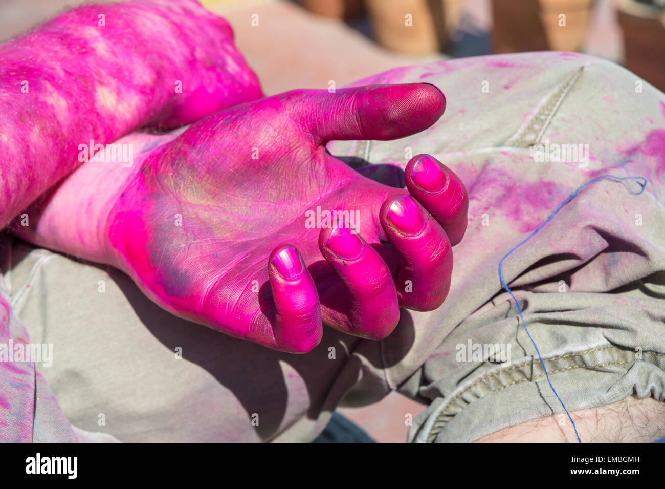 Close up de mains peintes pendant holi festival à Katmandou Banque D'Images