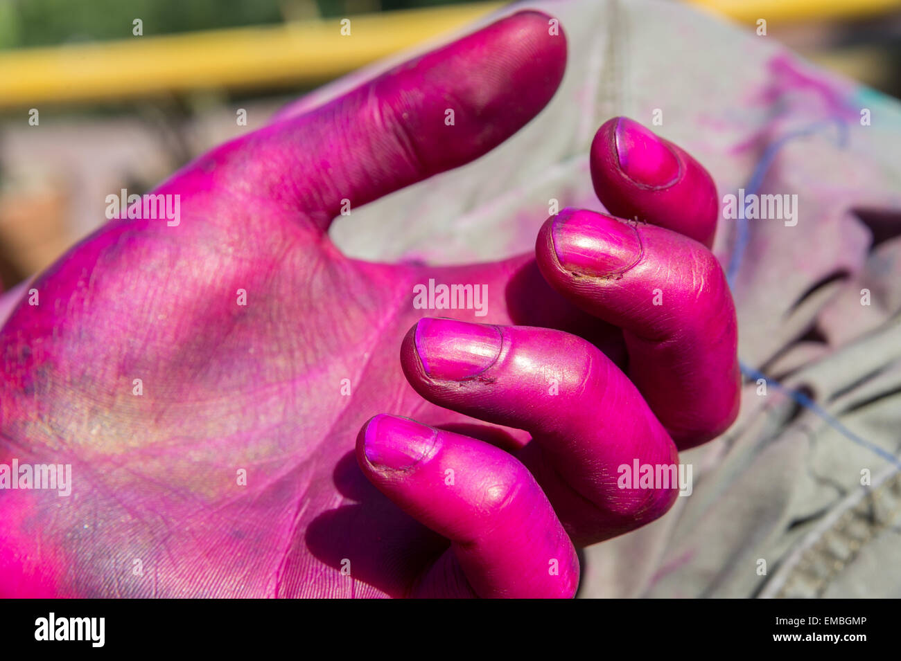 Close up de mains peintes pendant holi festival à Katmandou Banque D'Images