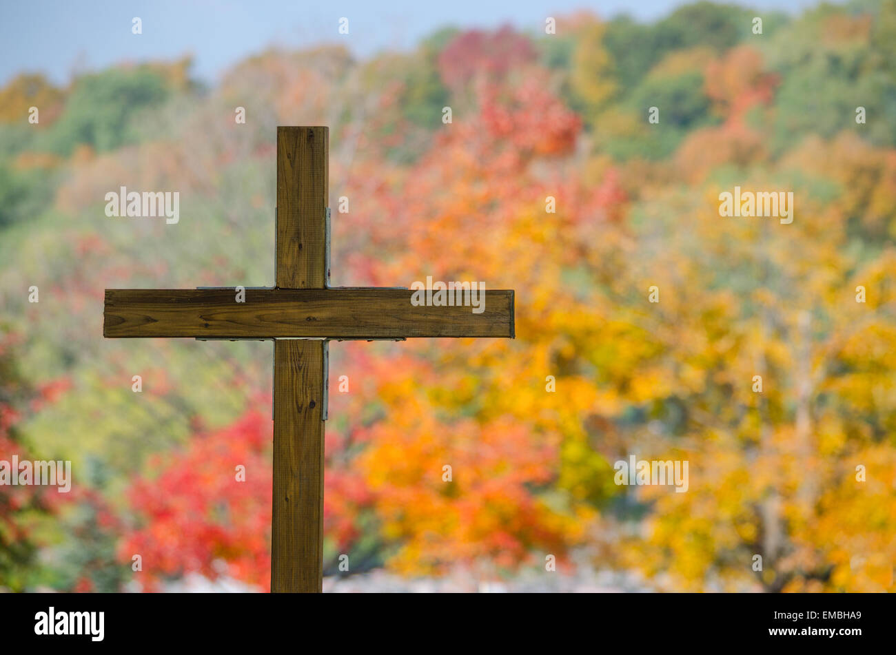 Croix de cimetière en bois avec la couleur en automne arbres en arrière-plan Banque D'Images