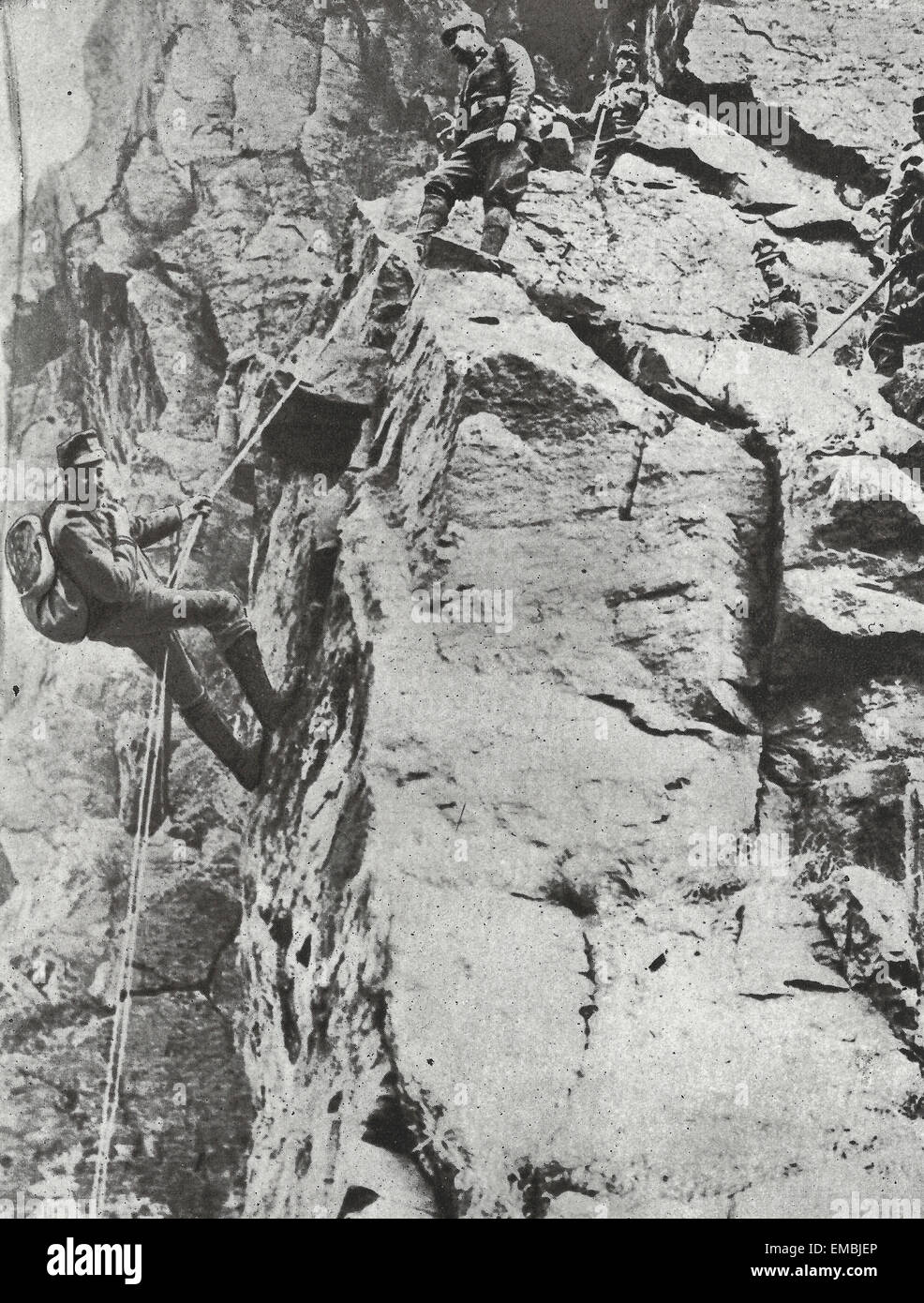 Des soldats italiens à l'échelle d'une montagne lors de la Première Guerre mondiale, vers 1916 Banque D'Images