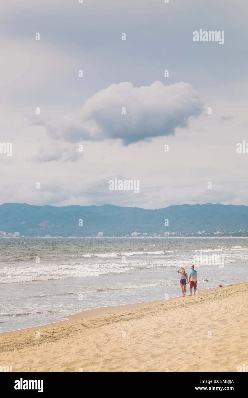 Jeune couple en train de marcher la plage de Riviera Nayarit, la côte du Pacifique, Mexique Banque D'Images