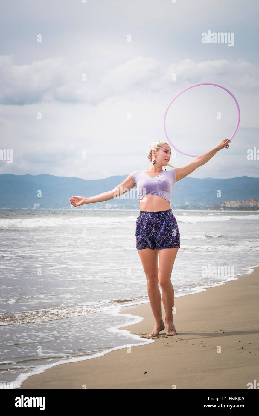 Femme hoola hoop interprète à la plage. Riviera Nayarit, la côte du Pacifique, Mexique Banque D'Images
