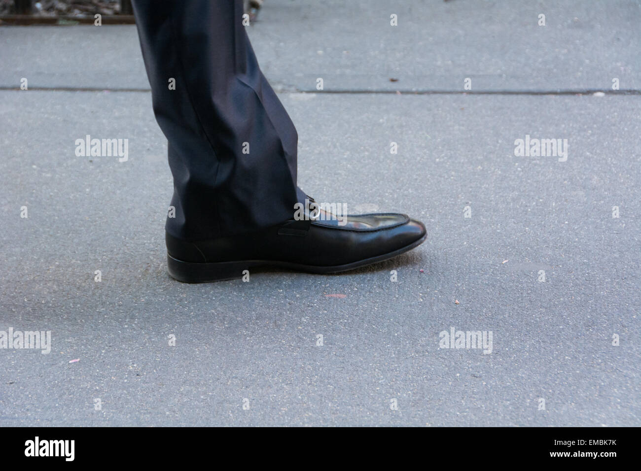 Gros plan d'une robe d'homme chaussure pendant qu'il marche dans la ville de New York Banque D'Images
