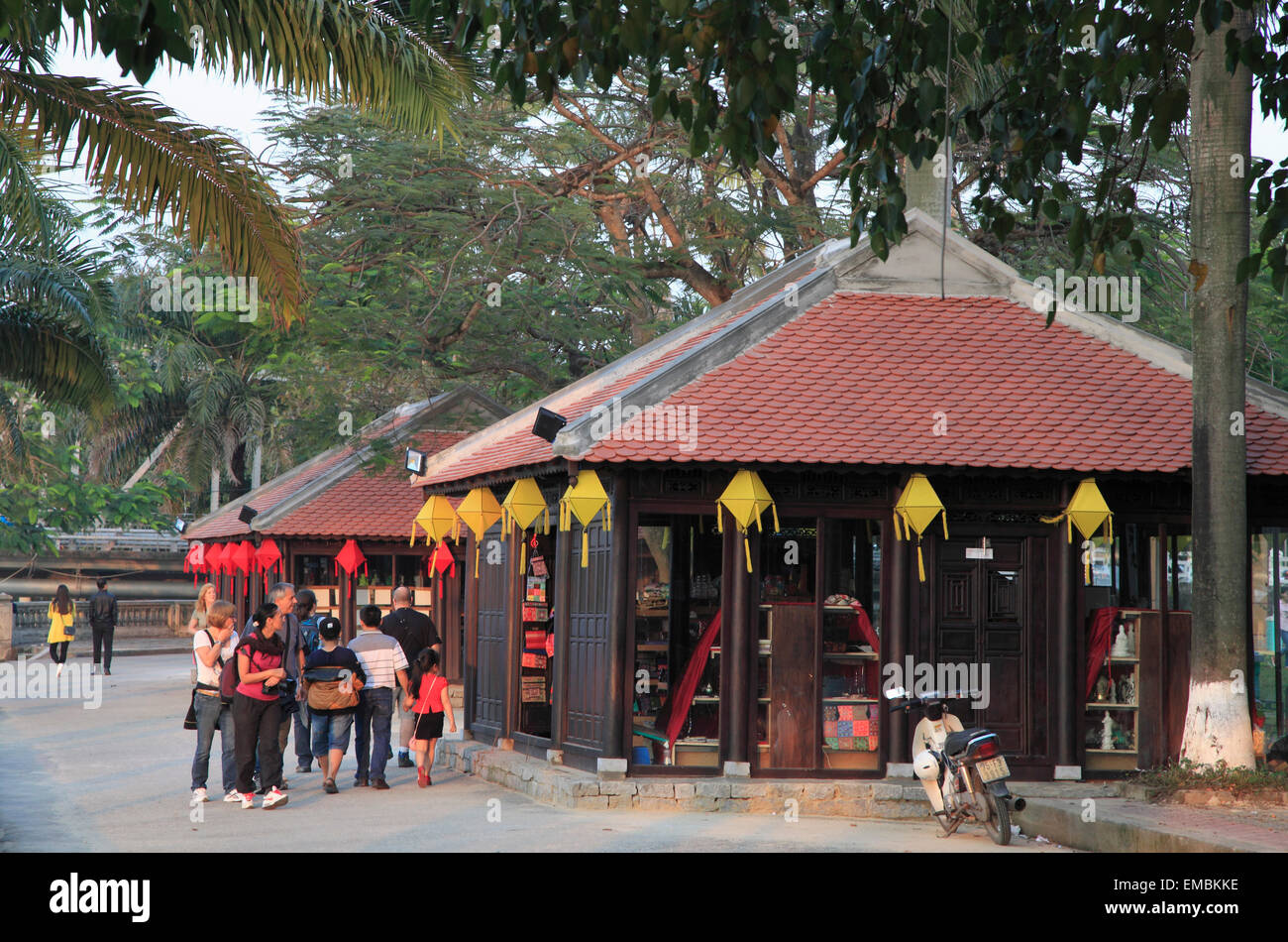 Vietnam, Hue, Riverside Walk, boutiques, les gens, Banque D'Images