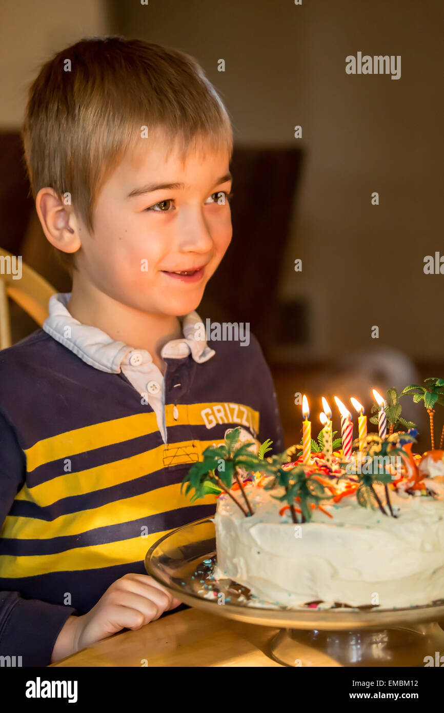 Sept ans de faire un vœu avant de souffler les bougies sur son gâteau d'anniversaire à Issaquah, Washington, USA Banque D'Images