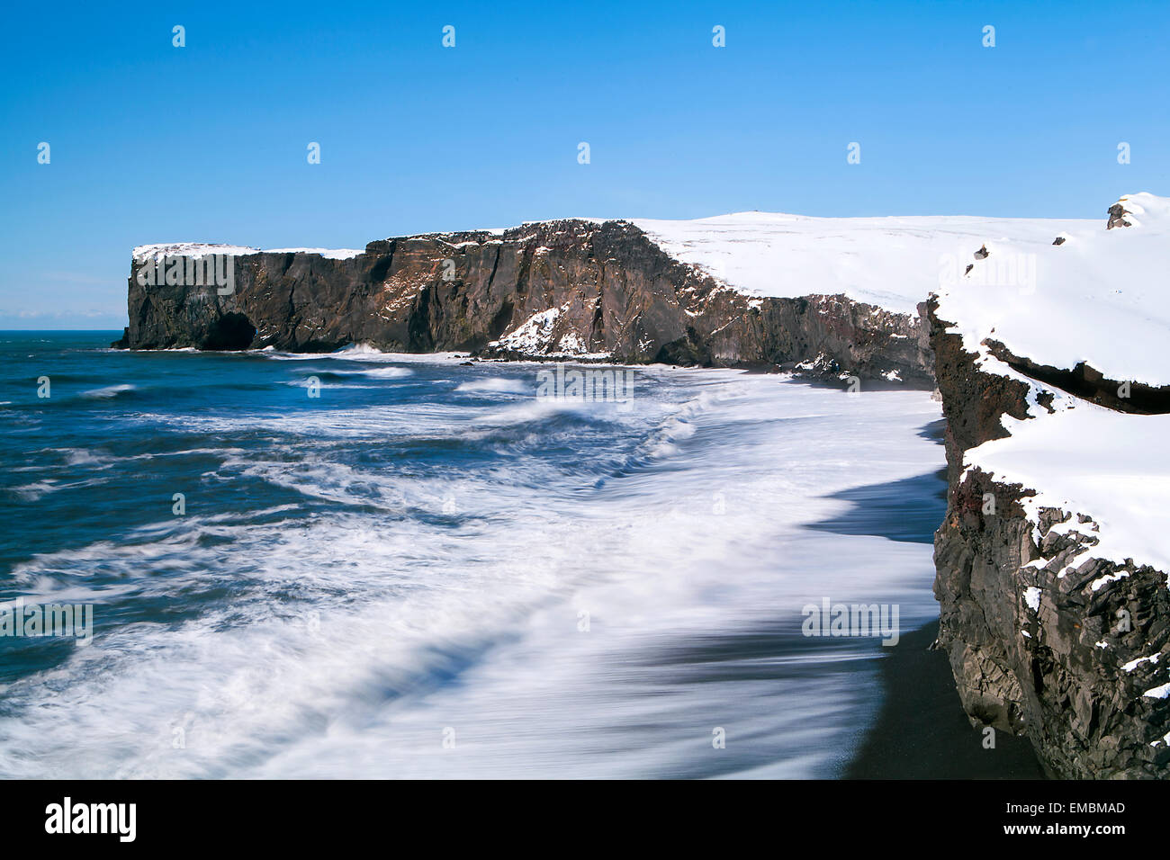 Dyrhólaey péninsule dans le sud de l'Islande avec exposition longue durée Banque D'Images