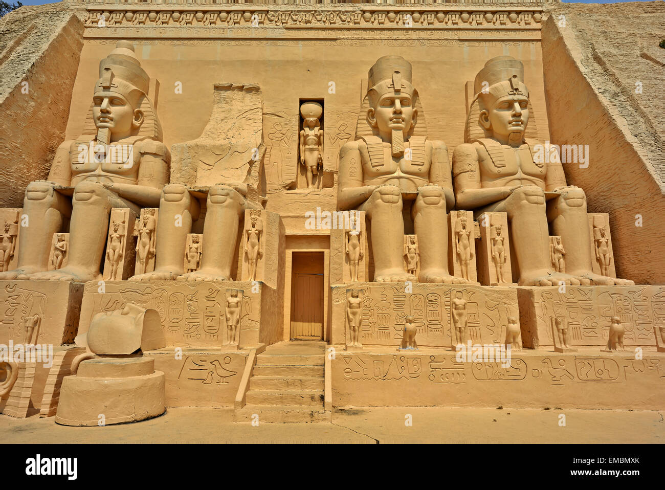 Monde miniature. Abou Simbel. Modèles réduits de sites emblématiques du monde au Siam Mini World Pattaya Thaïlande. S. E. Asie. Banque D'Images