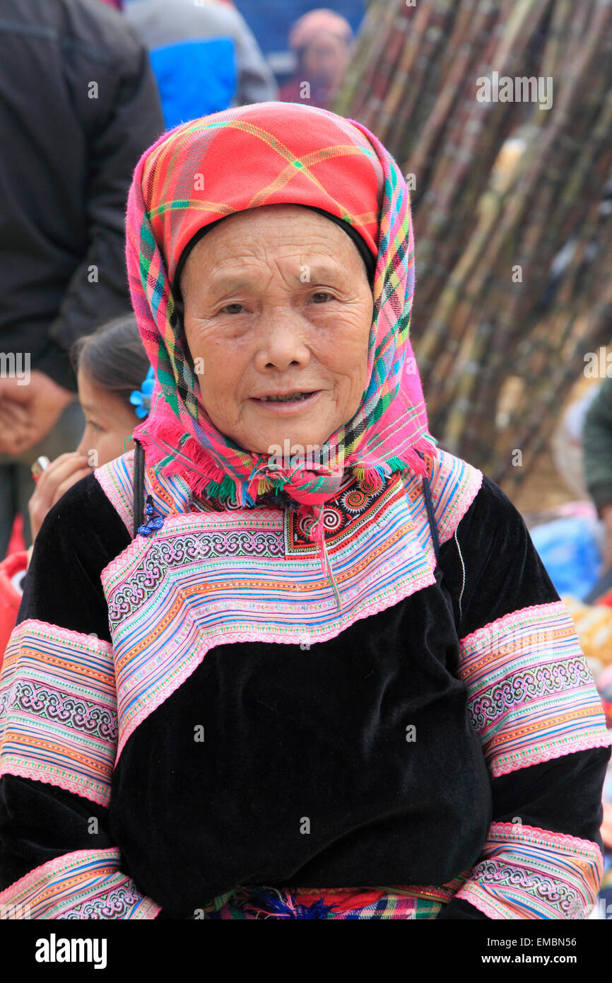 Vietnam, Lao Cai Province, peuvent cau, le marché, les gens des tribus des collines, hmong noir, femme Banque D'Images