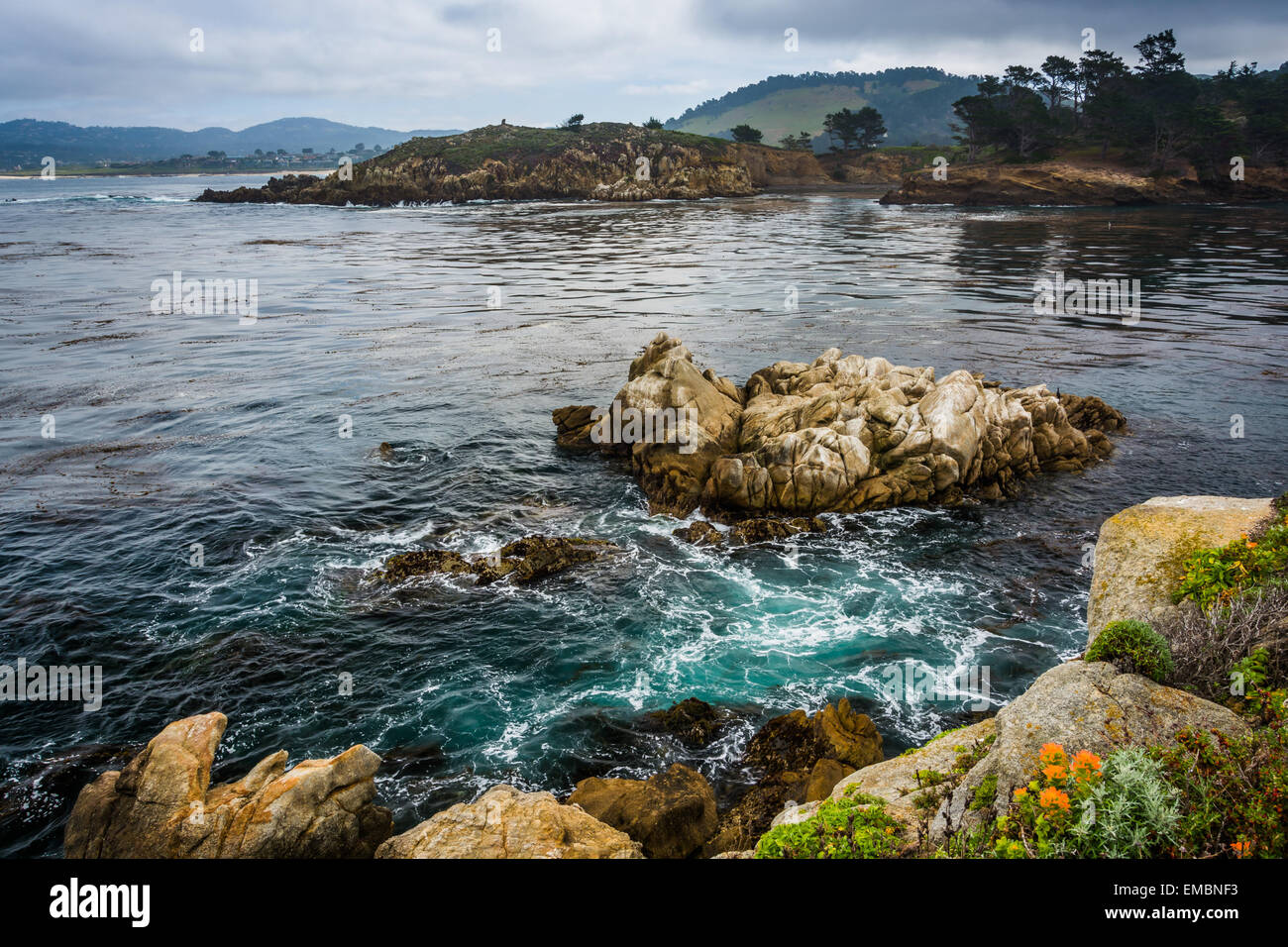 Vue sur les rochers et les vagues dans l'océan Pacifique à Point Lobos State Parc Naturel, dans la région de Carmel, en Californie. Banque D'Images