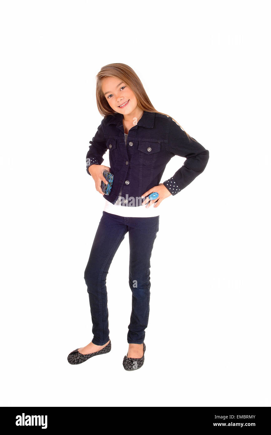 Une jolie fillette de huit ans isolés pour fond blanc dans les jeans et un blouson jean Banque D'Images