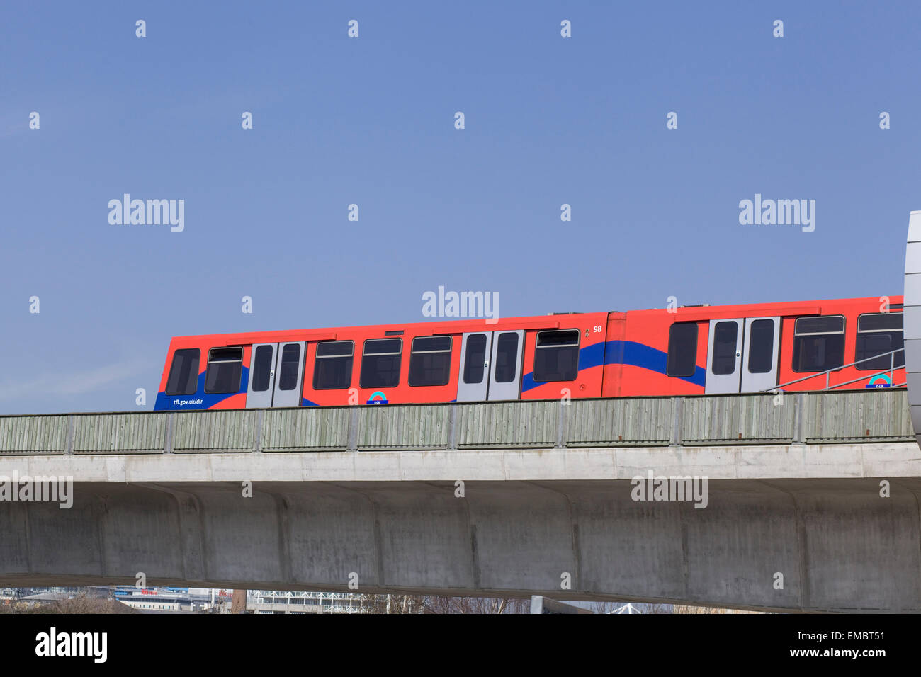 Le train DLR sortant d'un tunnel à la barrière de la Tamise Londres Banque D'Images