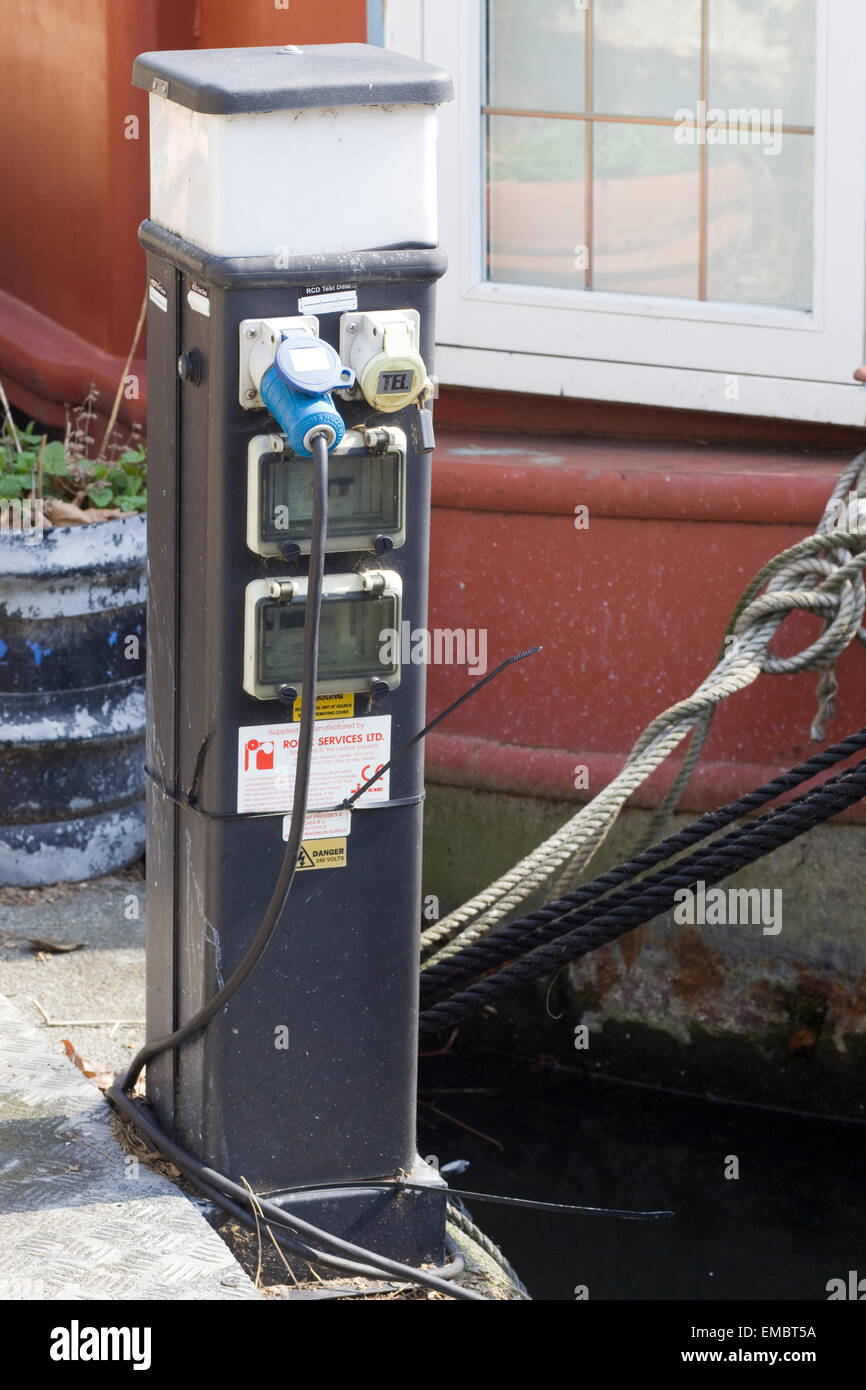 Point de recharge électrique pour les bateaux dans la marina Banque D'Images
