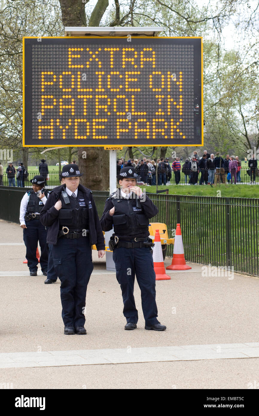 Des agents de police de Hyde Park Londres en patrouille à la recherche de personnes en possession de cannabis Banque D'Images