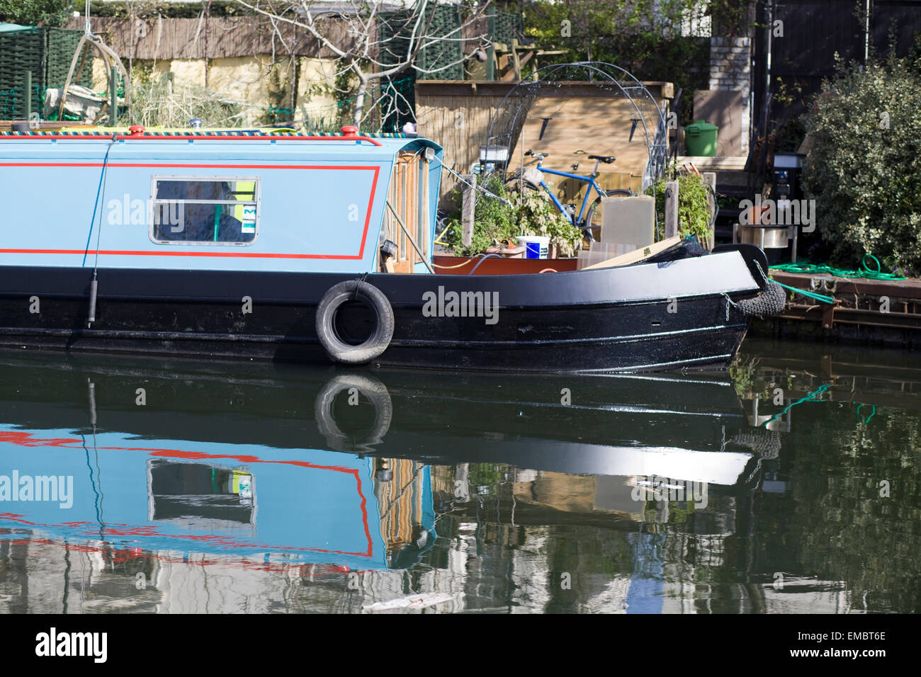 Narrow bateaux amarrés dans la petite Venise Londres Banque D'Images