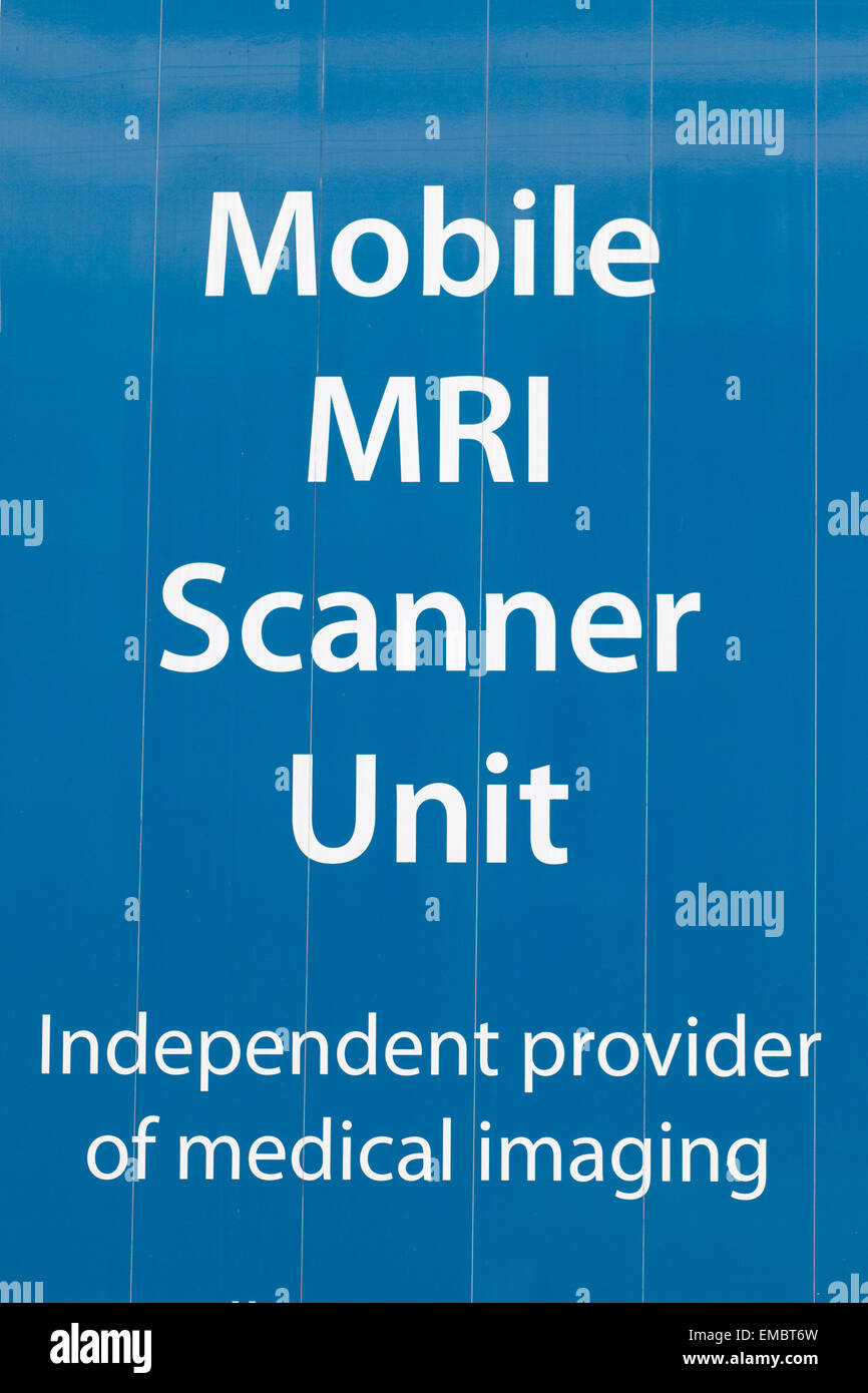 L'information du public en plein air signe pour l'unité de scanner IRM Mobile Banque D'Images L'information du public en plein air signe pour l'unité de scanner IRM Mobile Banque D'Images