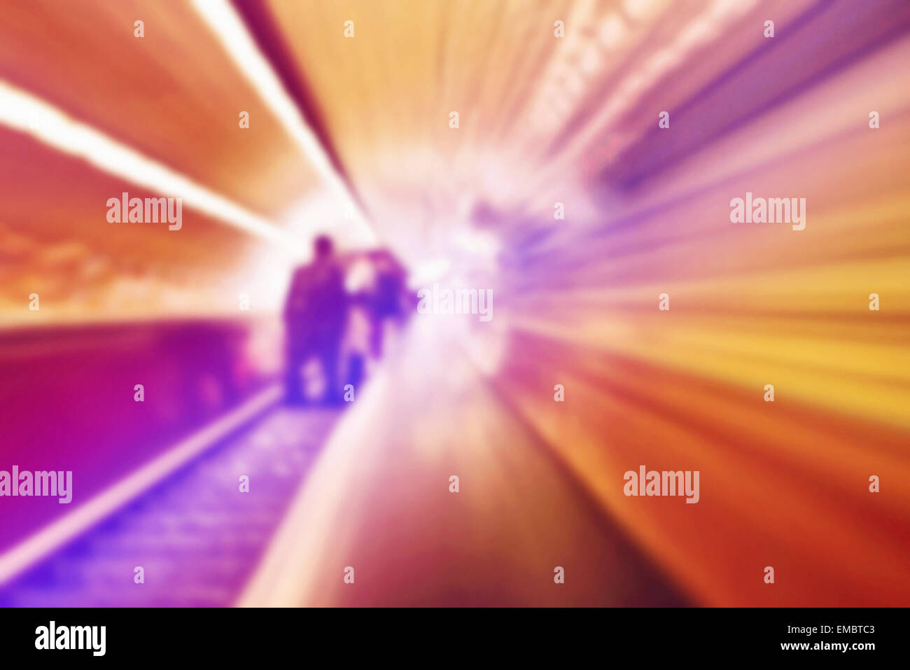 Résumé fond flou de personnes sur déménagement escaliers mécaniques en environnement urbain. Banque D'Images