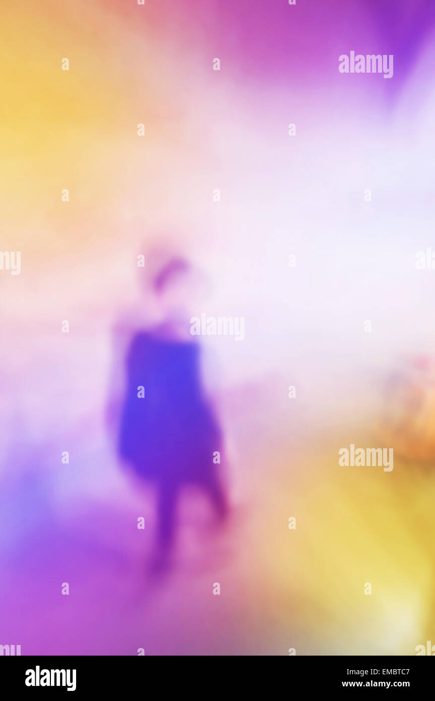 Résumé floue silhouette de Femmes marchant dans les escaliers dans l'environnement urbain Banque D'Images