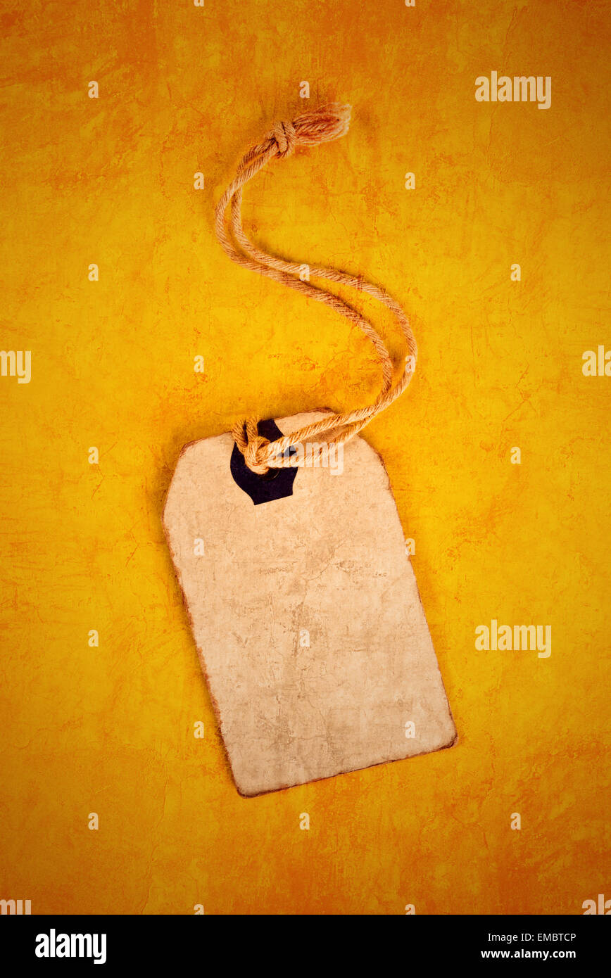Remise en blanc Vintage Étiquette Prix de vente que l'exemplaire de l'espace sur fond texturé Grunge jaune, vue du dessus, filtrée et tonique libre Banque D'Images