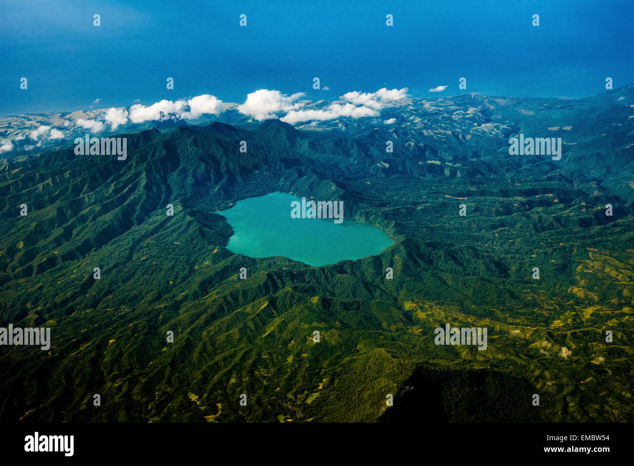 Vue aérienne du lac Sano Nggoang Crater dans les chaînes de montagnes Mbeliling près de Labuan Bajo dans la partie ouest de l'île de Flores, Indonésie. Banque D'Images