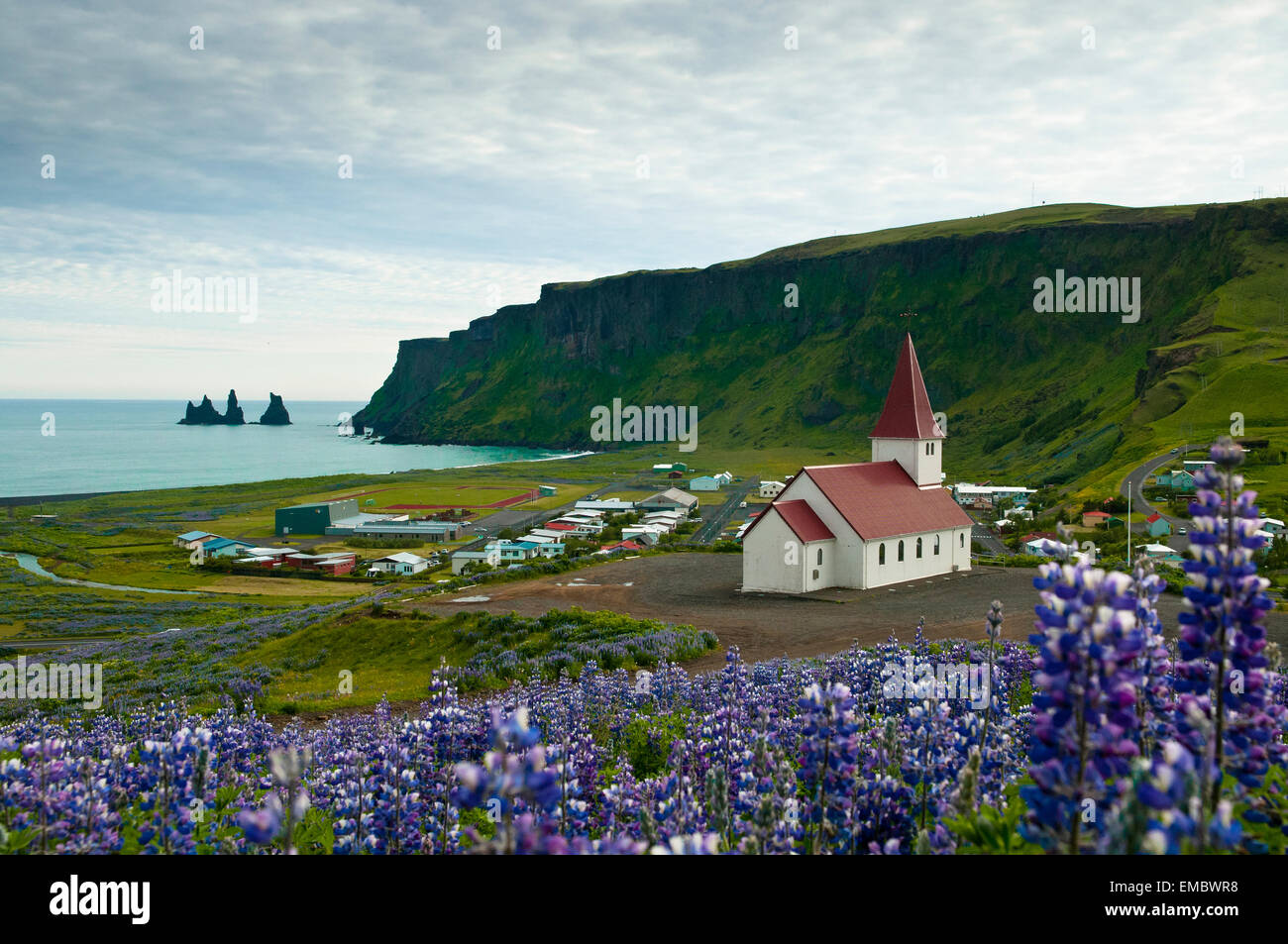 Vue sur (Vik vik i myrdal) avec son église et la basaltiques (reynisdrangar) à l'aube, le sud de l'Islande Banque D'Images