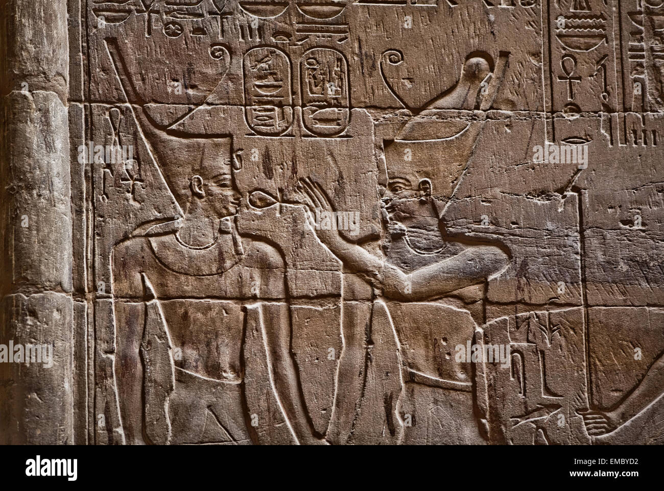 Relief représentant la divinité égyptienne donnant l'Ankh à un pharaon. Temple de Louxor, Égypte Banque D'Images
