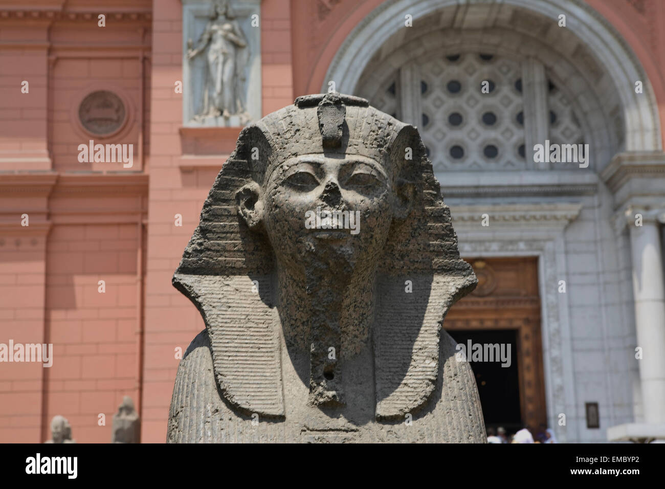 Sphinx de la Musée égyptien, en face de la place Tahrir, Le Caire, Egypte Banque D'Images