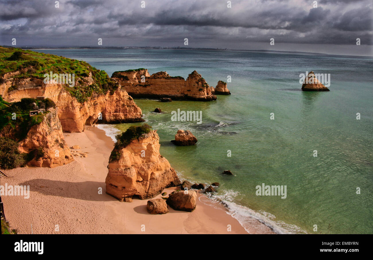 La plage de Dona Ana, Lagos, Algarve, Portugal. Jour de tempête Banque D'Images