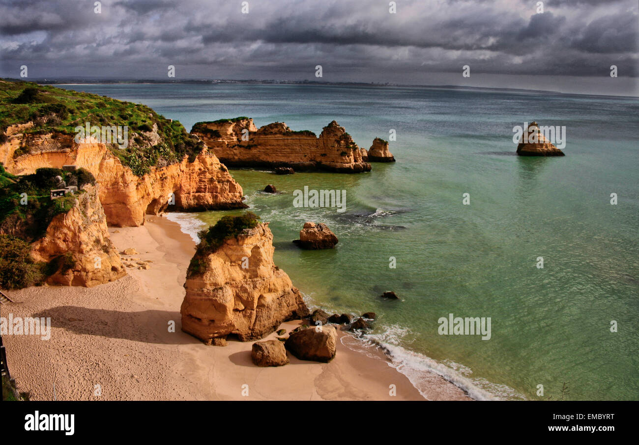 La plage de Dona Ana, Lagos, Algarve, Portugal. Jour de tempête Banque D'Images