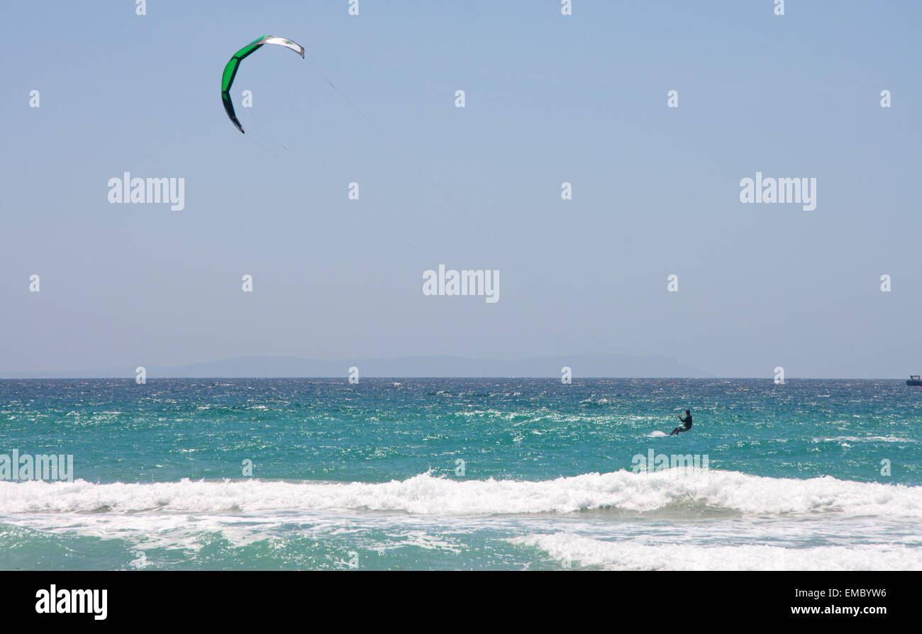 Sportsman kite surfer sur l'assainissement de la plage en été 24, Tarifa, Espagne Banque D'Images